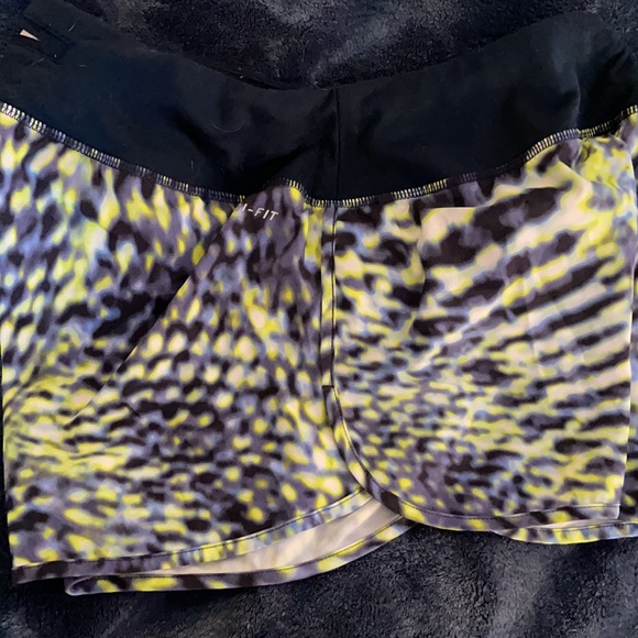 Nike Dry Fit Running Shorts Sz Medium - Picture 4 of 6